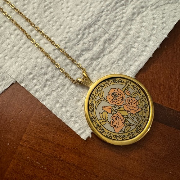 Amway Jewelry Roses On Golden Pendant Made By Amway Chain Is Also